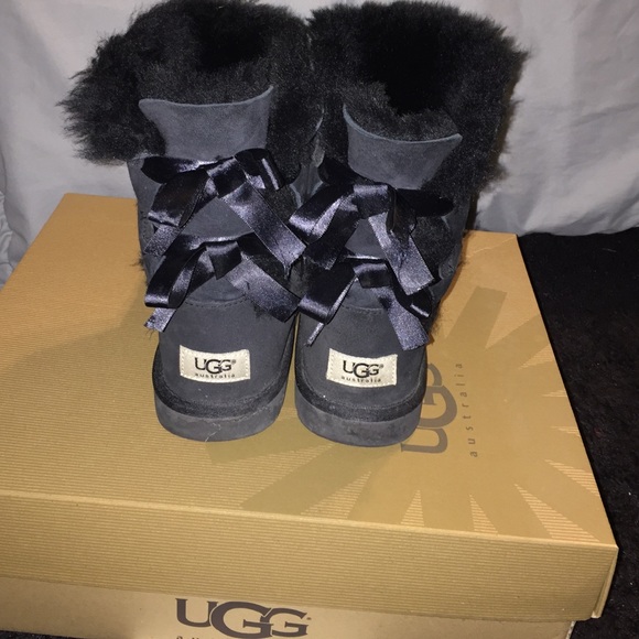 Bailey bow black Uggs size 6 in KIDS = 7womens