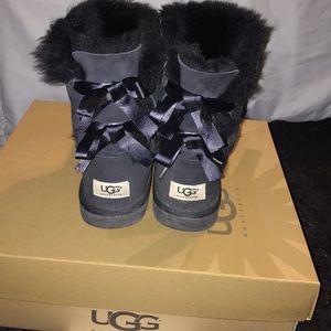 Bailey bow black Uggs size 6 in KIDS = 7womens
