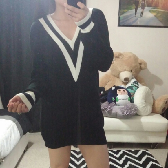 Vneck varsity sweater - Picture 4 of 4