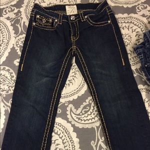 LA IDOL dark wash Capri jeans. Brown stitching