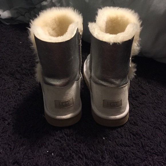 Silver uggs size 6 in kids