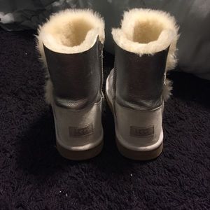 Silver uggs size 6 in kids