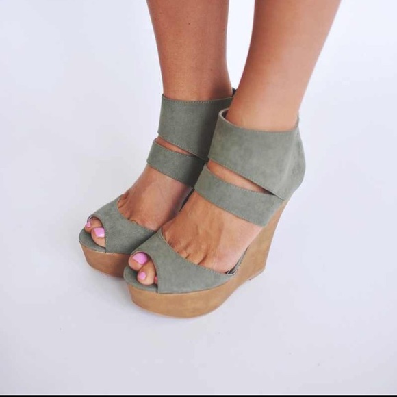 🚨sold🚨Olive suede wedges