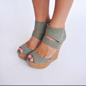 🚨sold🚨Olive suede wedges