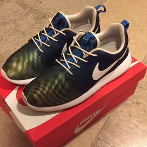 Men's Size 9 Roshe Runs