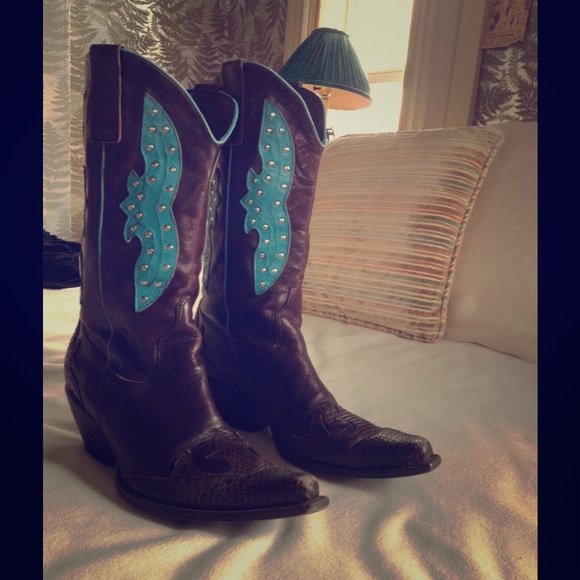 Fun chocolate brown/ turquoise cowgirl boots!