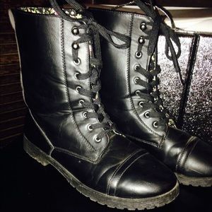 BLACK COMBAT BOOTS