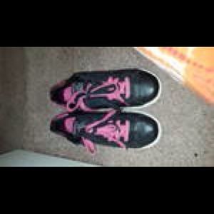 Sneakers/tennis shoes