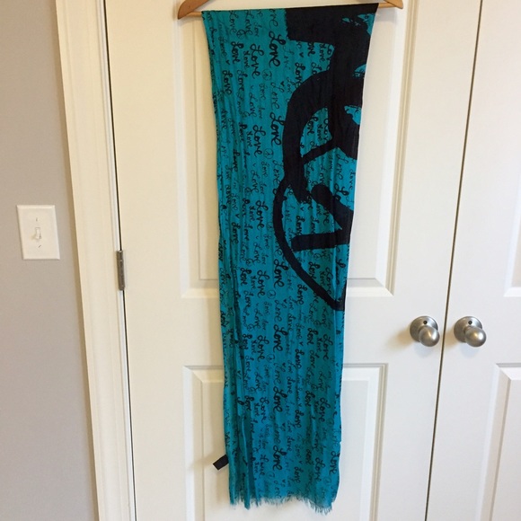 Made of Me LOVE Scarf - Picture 4 of 4