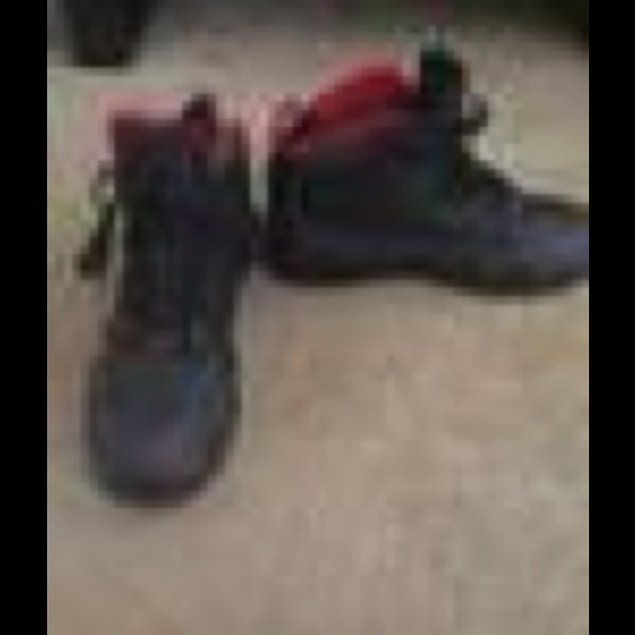 Tennis shoes/sneakers