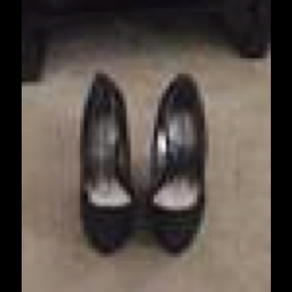 Black pumps