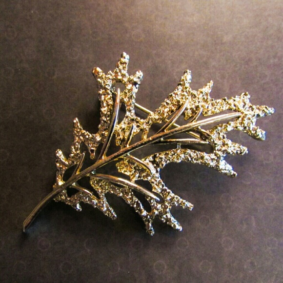 Vintage Jewelry - Gold Leaf Brooch 💸MOVING SALE💸