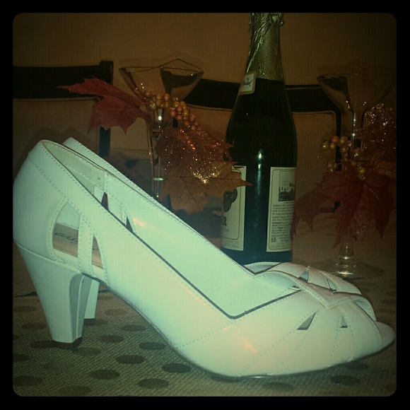 SOLD!! New! White shoes Size 9 W