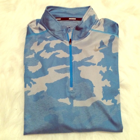 Nike free running 1/4 zip. MAKE AN OFFER!! 😊