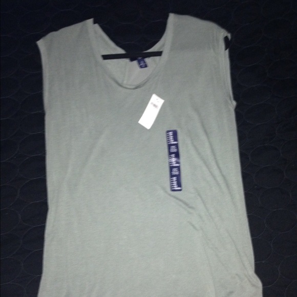 Gap tee with v shape sheer back