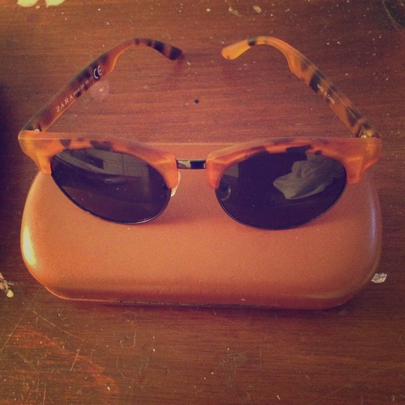 Zara Accessories - Brand New Zara Sunglasses! never worn with case !