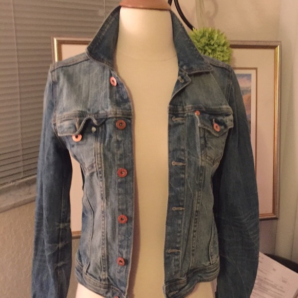 Super cute jacket. Sized 4 but fits a 2 better.