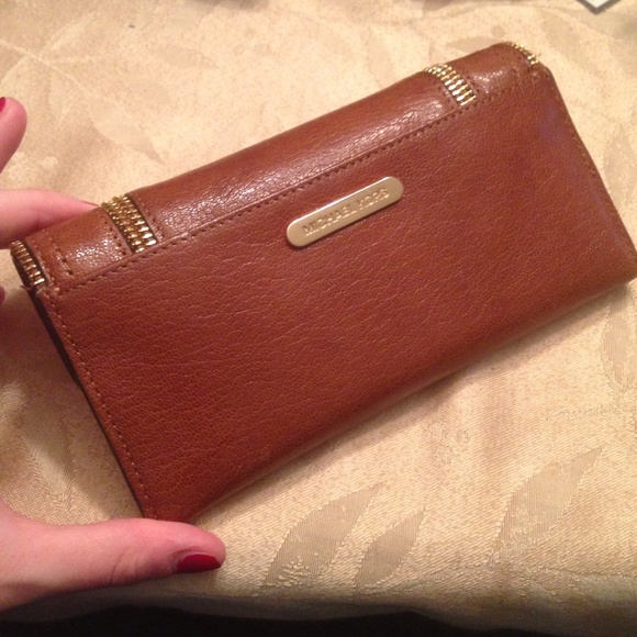 *sold*Michael Kors wallet - Picture 2 of 4