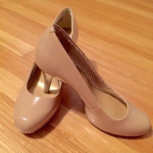 Beige/Nude pumps