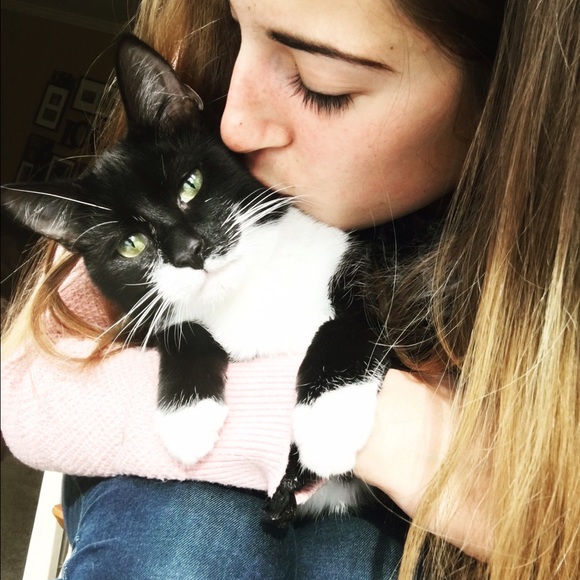 Meet your Posher, Kayla - Picture 2 of 4