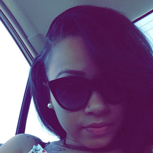 Meet your Posher, Dominique - Picture 1 of 1