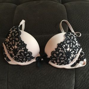 Victoria's Secret push up bra. 32 B light pink/blk