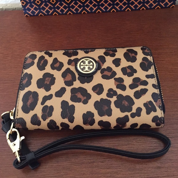 Tory Burch Handbags - 🆕Tory Burch Leopard Smartphone wristlet, NWT