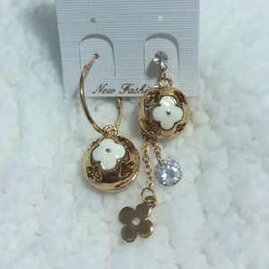 Fashion Dangle gold tone earrings