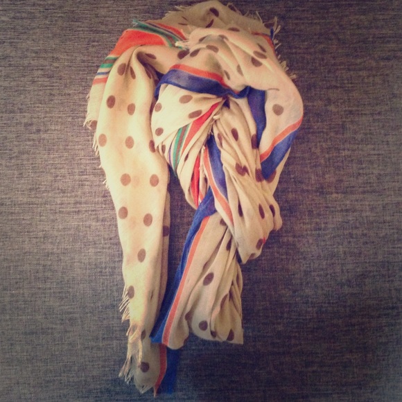 Stylish and versatile scarf