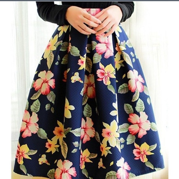 NWOT Women's fashionable pleated skirt