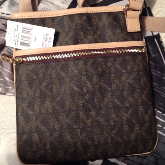 ***MICHAEL KORS LG CROSSBODY 100% AUTH***