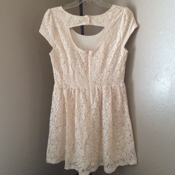 Beautiful lace fit and flare dress - Picture 2 of 4