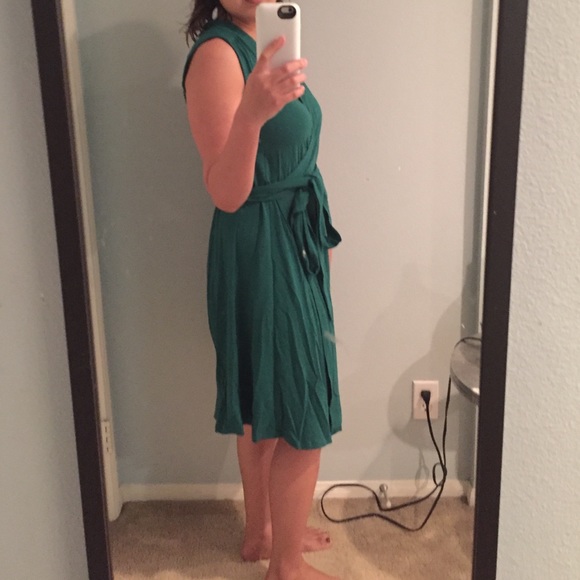 Maternity/nursing classic wrap dress in green - Picture 3 of 4