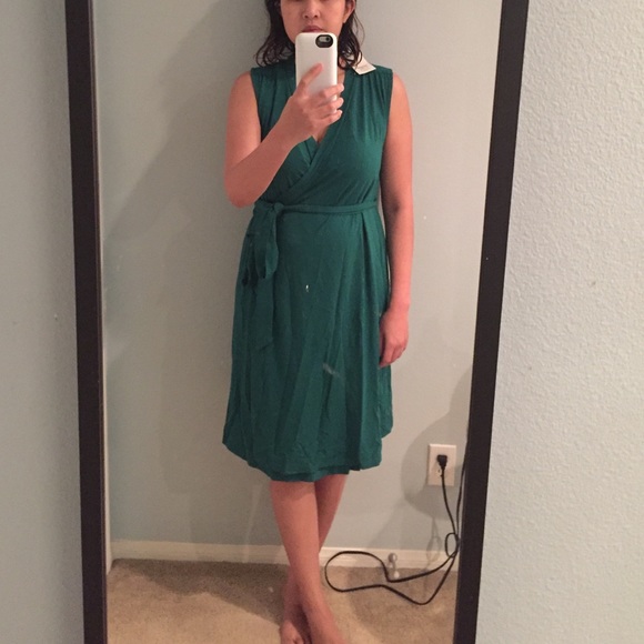Maternity/nursing classic wrap dress in green - Picture 4 of 4