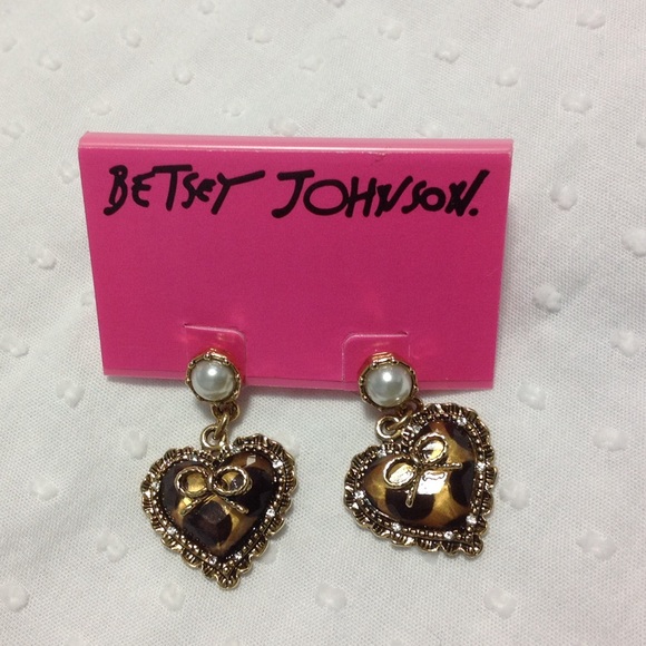 Betsey Johnson heart dangle earrings