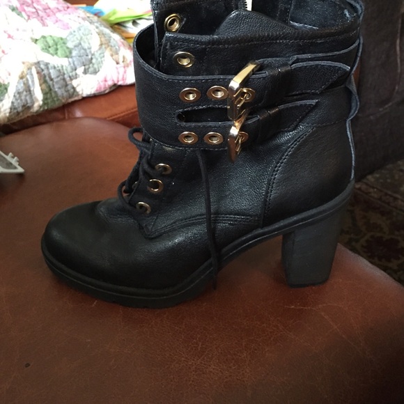 Black Guess heeled booties