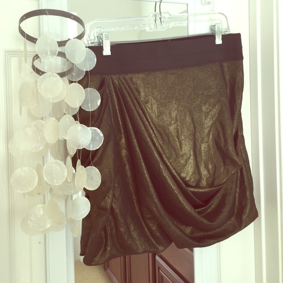 Fitted gold skirt