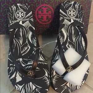NEW Tory Burch Monogram Flip Flops- Coconut