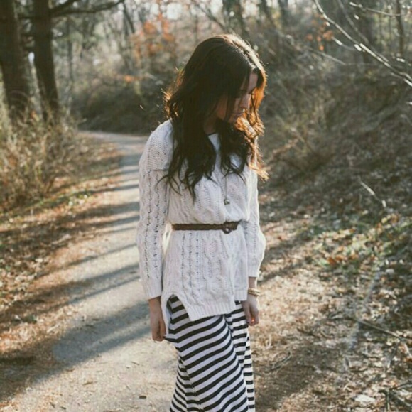 🔦IN SEARCH OF🔦 long white high low cable sweater