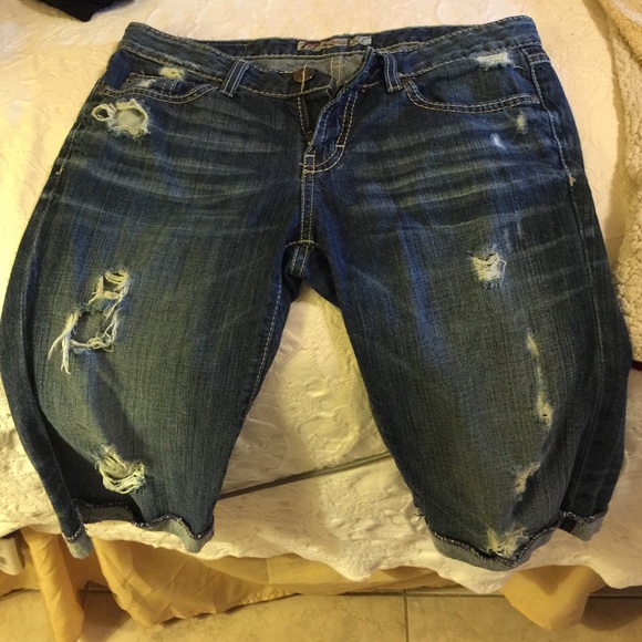Buckle distressed capris, 28