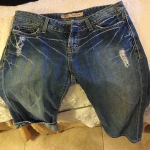 Buckle Madison fit 26 distressed Capri light wash