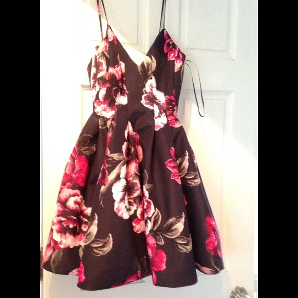 🌟SOLD🌟 Keepsake floral dress 👀