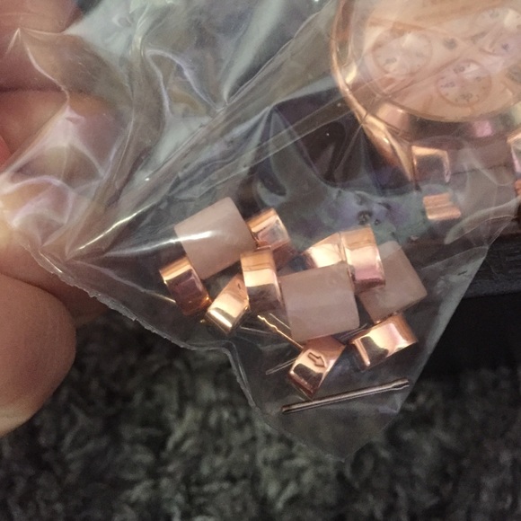 Michael kors rose gold watch - Picture 2 of 4