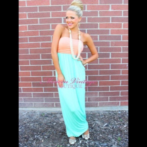 Modern Vintage Boutique Dresses & Skirts - NWOT Apricot and Mint Pocket Dress