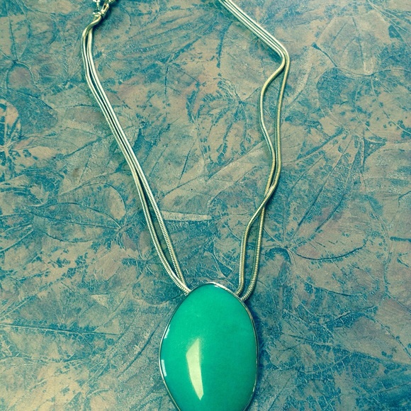 Stella & Dot green stone pendant necklace gold