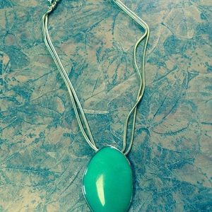 Stella & Dot green stone pendant necklace gold