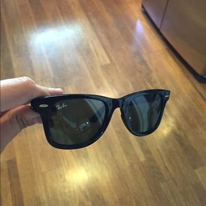 Black ray ban sun glasses