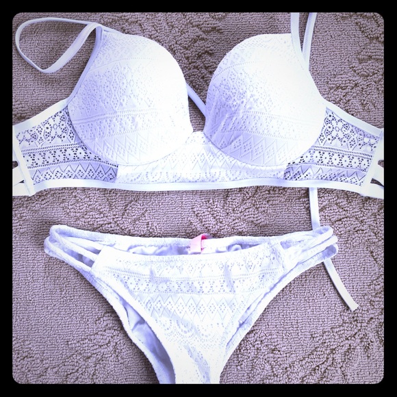 Victoria's Secret white push-up swimsuit!! 👙