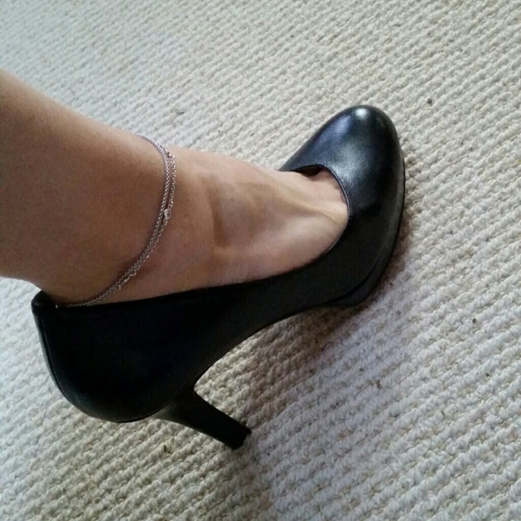Tahari Black Heels - Picture 2 of 3