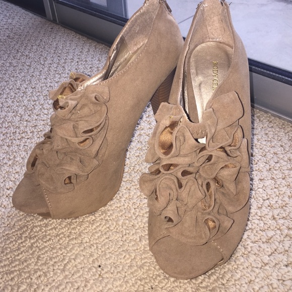 NWOT Tan Ruffle Peep Toe Heels
